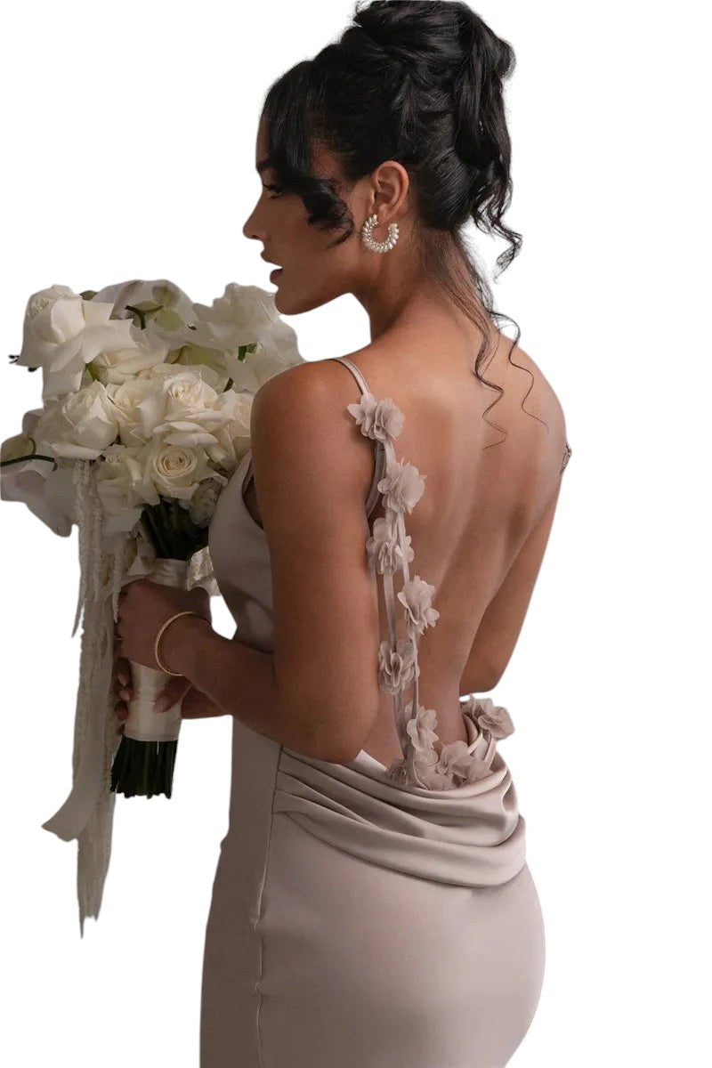 Victoria - Elegant Aftenklæde med Åben Ryg og Blomsterdetalje