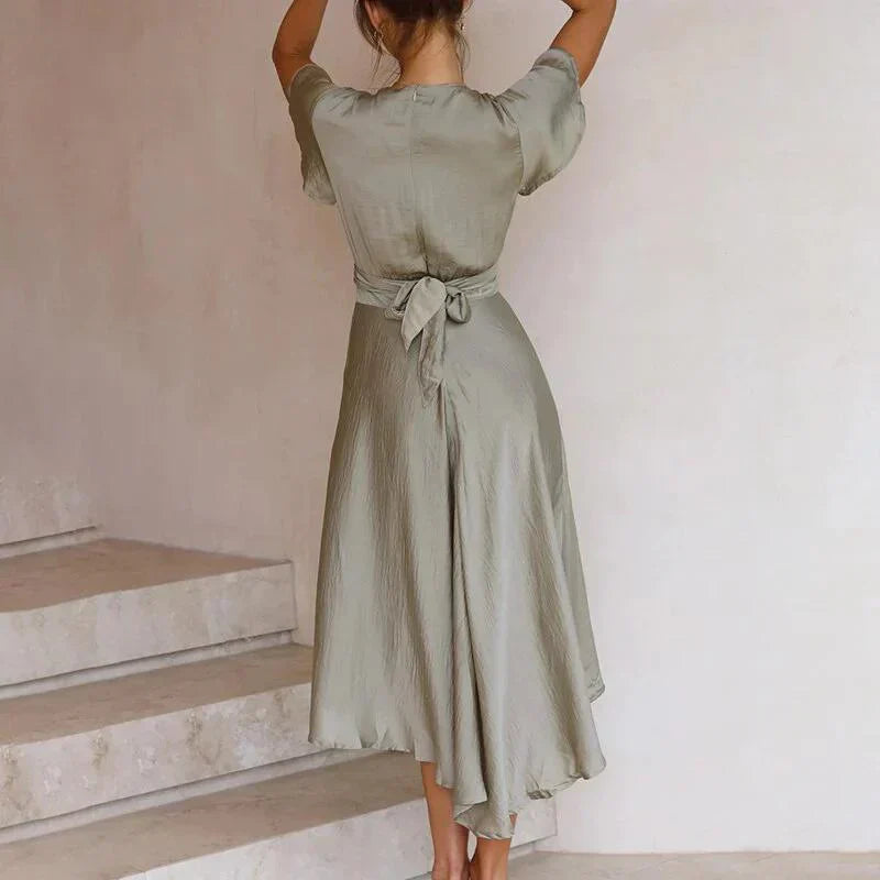 Dame - Elegant Vintage Sommerkjole med Flæsekant og V-udskæring