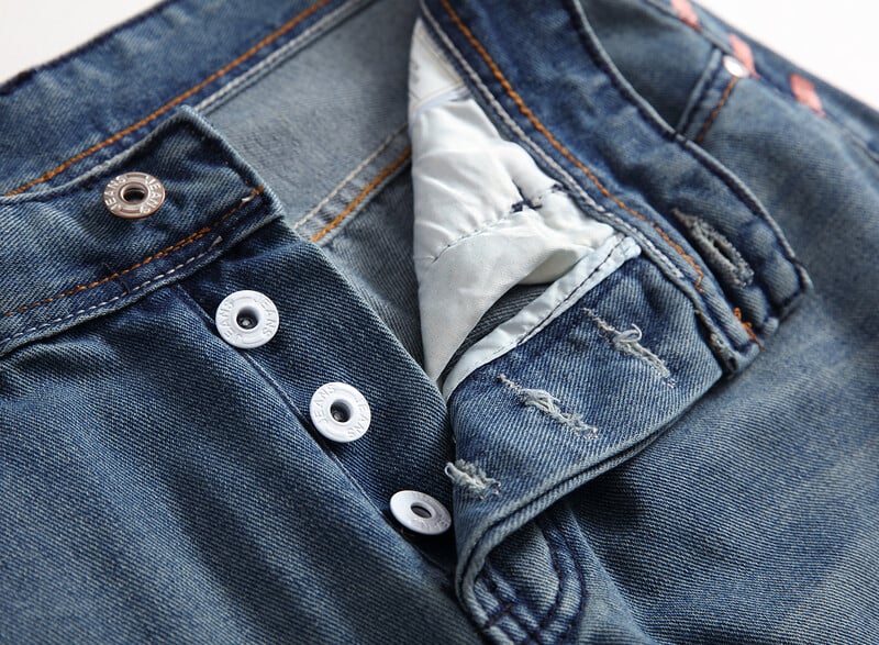 Let Herrejeans Med Knaplukning Og Slidte Detaljer