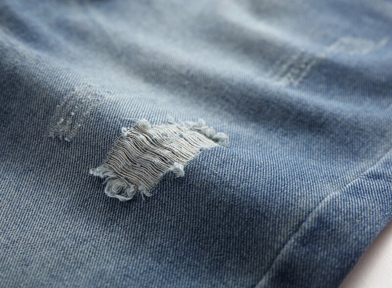 Let Herrejeans Med Knaplukning Og Slidte Detaljer