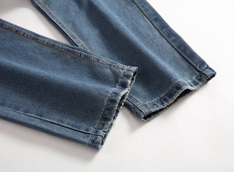 Let Herrejeans Med Knaplukning Og Slidte Detaljer